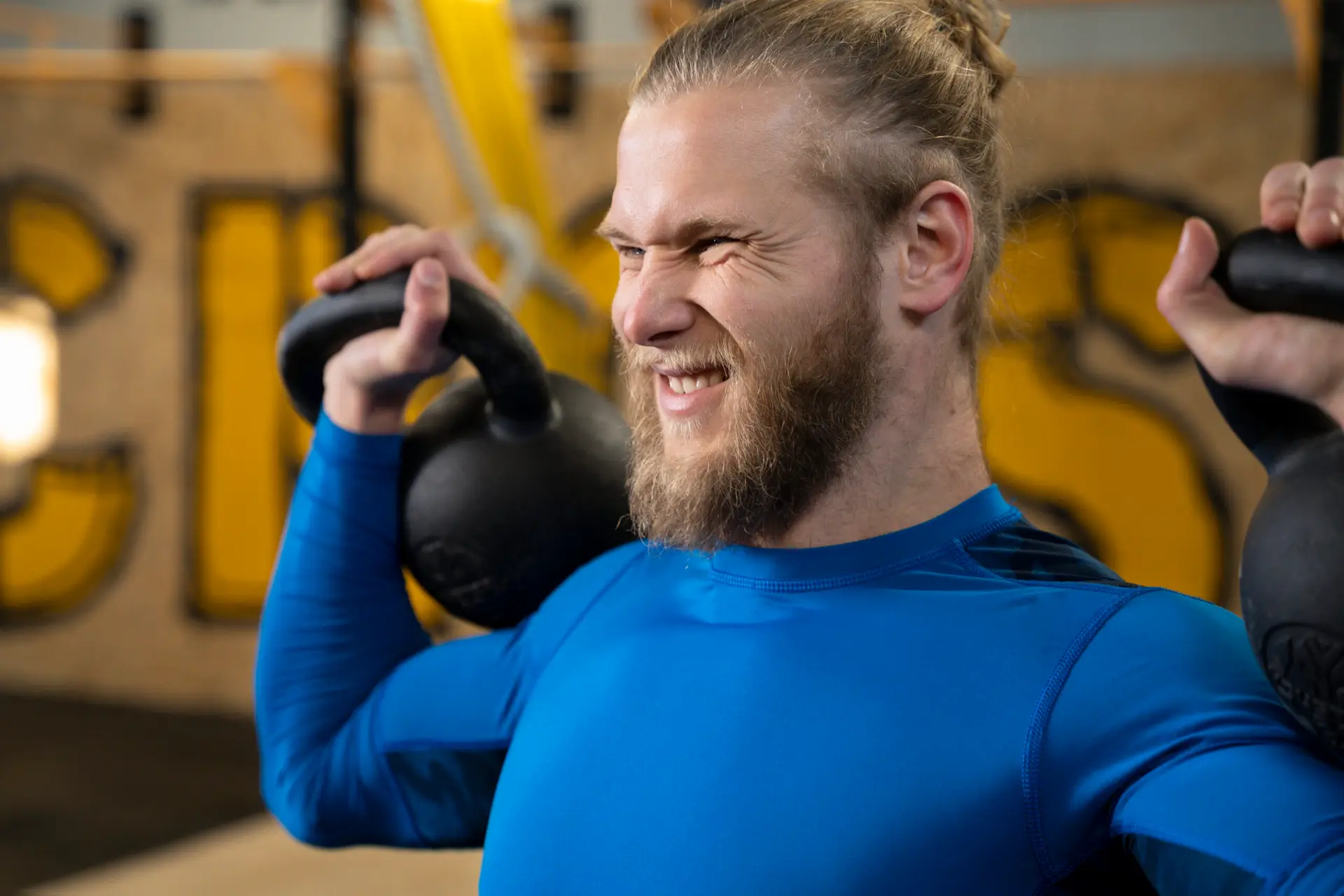 Hombre de 40 años realizando un swing de kettlebell, ejercicio principal de entrenamiento funcional para desarrollar fuerza que se usa en la vida real.