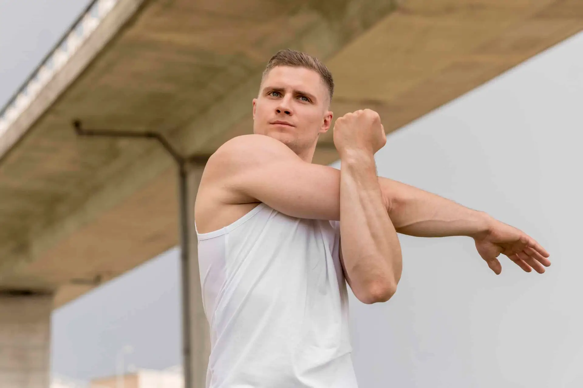 Hombre de 40 años realizando ejercicios de movilidad articular con banda de resistencia como parte de un protocolo de prevención de lesiones.